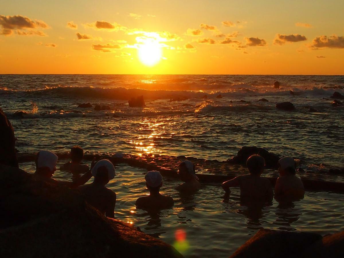 ホテル 黄金崎不老ふ死温泉 深浦町 エクステリア 写真